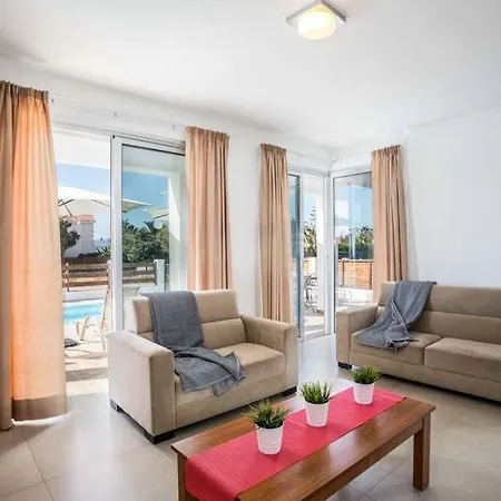 In Sleeps 6 Includes Swimming Pool Air Con And Wifi 1 6 빌라 *