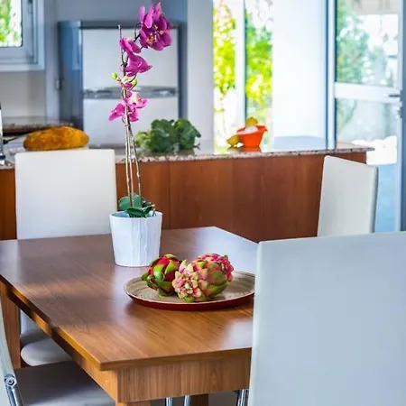 In Sleeps 6 Includes Swimming Pool Air Con And Wifi 1 6 Villa
