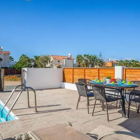 Villa In Sleeps 6 Includes Swimming Pool Air Con And Wifi 1 6