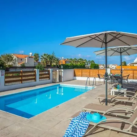 In Sleeps 6 Includes Swimming Pool Air Con And Wifi 1 6 Peyia