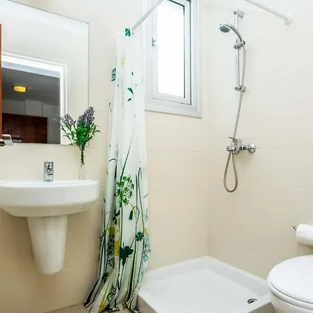 In Sleeps 6 Includes Swimming Pool Air Con And Wifi 1 6