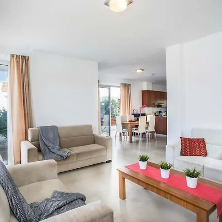 In Sleeps 6 Includes Swimming Pool Air Con And Wifi 1 6
